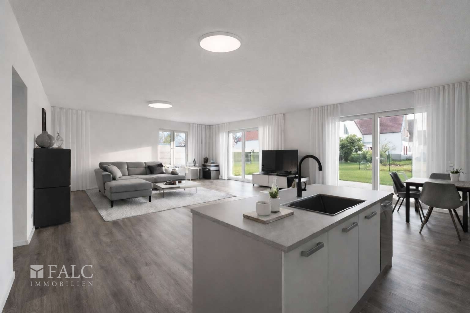 „Offener Wohnbereich mit Zugang zur großzügigen Terrasse, Möblierung visualisiert.“